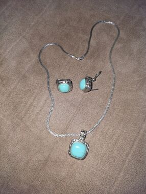 Turquoise Cabochon Silver Pendant & Stud Earrings Set